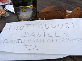 35 E per Dany prosecco, torta e biglietto d'auguri